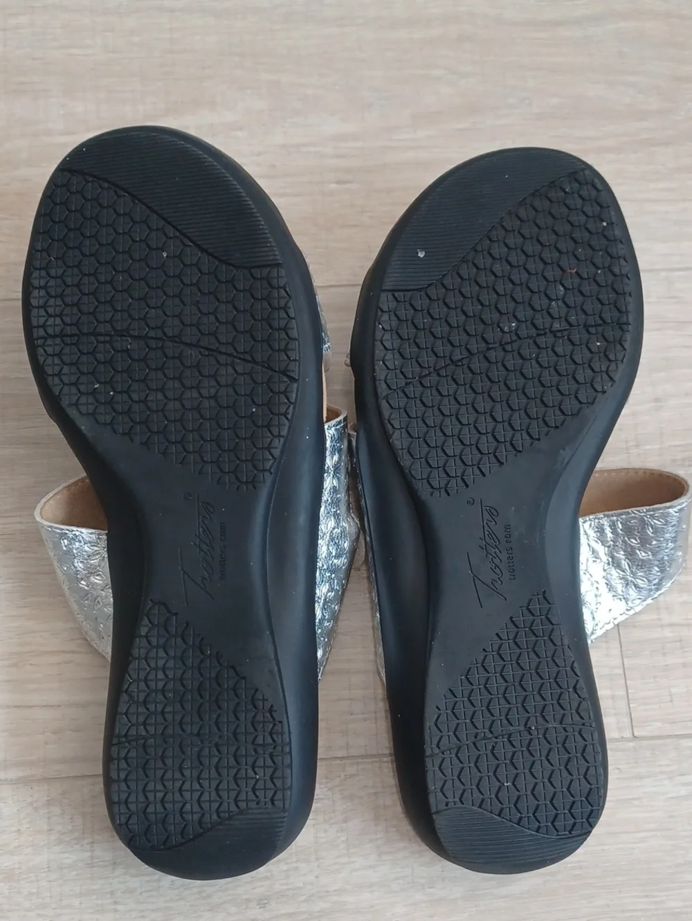 9W Trotters silver sandals. Slip on shoes with adjustable Velcro straps.